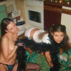 Jóvenes rusas amateurs jugando desnudas en la cocina