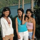 Tres preciosas asiáticas posando eróticamente desnudas