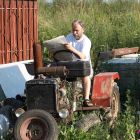 aqui el viejuno con su tractor, su polla es mas potente