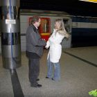 Rubia se encuentra un viejo en el metro