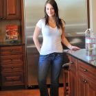 Preciosa morena luciendo su hermoso cuerpo desnudo en la cocina.