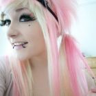 Barbie de anime sonriente frenet a la web-cam