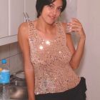 Jovencita mostrándonos su coñito peludo y como usarlo para mear.