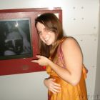 Chica chupando pollas de un agujero en un cuarto cerrado