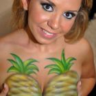 Chicas con las tetas pintadas de frutas, folladas por detrás