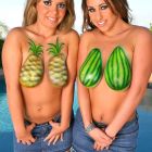 Chicas con las tetas pintadas de frutas, folladas por detrás