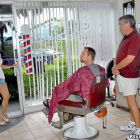 Cliente follando con la hija del barbero en la barbería