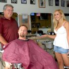 Cliente follando con la hija del barbero en la barbería