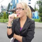 Comiéndose una bollo en el parque de atracciones