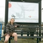 Joven zorrita paseando desnuda con una chaqueta por el tren holandes