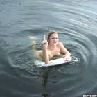 Feliz por el polvo se baña en el mar para celebrarlo