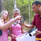 Follándose a dos rubias espiadas en el bosque