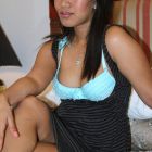 Hermosa latina desnudándose y masturbándose el coñito