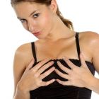 Hermosa modelo de ropa interior desnudándose sensualmente