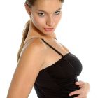 Hermosa modelo de ropa interior desnudándose sensualmente