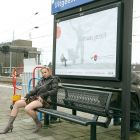 Joven zorrita paseando desnuda con una chaqueta por el tren holandes