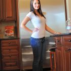 Jovencita de piel sedosa y suave mostrando su cuerpo desnudo