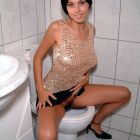 Jovencita mostrándonos su coñito peludo y como usarlo para mear.