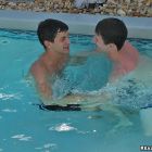 Jovenes gays follando en la piscina