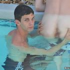 Jovenes gays follando en la piscina