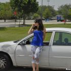 Tirada en la carretera por su coche y el mecánico se la tira en casa