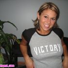 Melissa posa sensual y sexy con varias camisetas y bikinis.