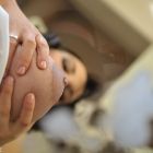 Morena de grandes tetas estrujándose las tetas soltando leche