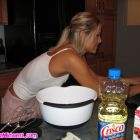 Nuestra dulce Melissa nos prepara un pastel muy caliente
