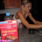 Nuestra dulce Melissa nos prepara un pastel muy caliente