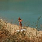 Chica en topless en la playa camelada y follada por dos desconocidos