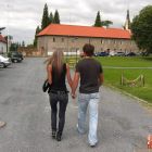 Pareja de turistas follando en el campo después de comer