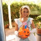 Disfrazada de hada  repartiendo sexo por las casas en halloween