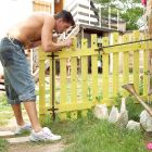Parejita de salidos pintando la cerca y mojando la brocha 