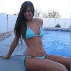 Preciosa jovencita posando sensual en topless en la piscina