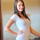 Preciosa morena luciendo su hermoso cuerpo desnudo en la cocina.