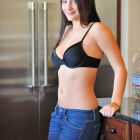 Preciosa morena luciendo su hermoso cuerpo desnudo en la cocina.