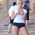 Preciosa rubia exhibiéndose durante una excursión mostrando sus tetas