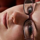 Preciosa rubia intelectual masturbándose en el sofá
