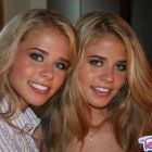 preciosas gemelas de mirada sexy.