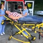 Profesionales sanitarias resucitando a un paciente accidentado