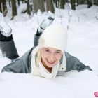 Rubia caliente derritiendo la nieve mientras se masturba