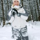 Rubia caliente derritiendo la nieve mientras se masturba