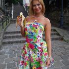 Rubia comiéndose un plátano en plena calle