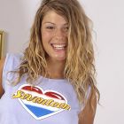 Rubia jovencita posando sensual con su coñito sin depilar
