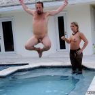 Rubia provocativa follando en la piscina
