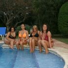 Precioso abanico de mujeres en la piscina con las tetas al aire