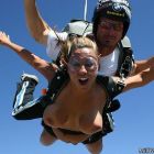 Trío de paracaidistas se montan una orgía lésbica después de saltar.