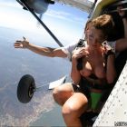 Trío de paracaidistas se montan una orgía lésbica después de saltar.