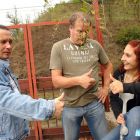 trio salvaje con una joven con muletas